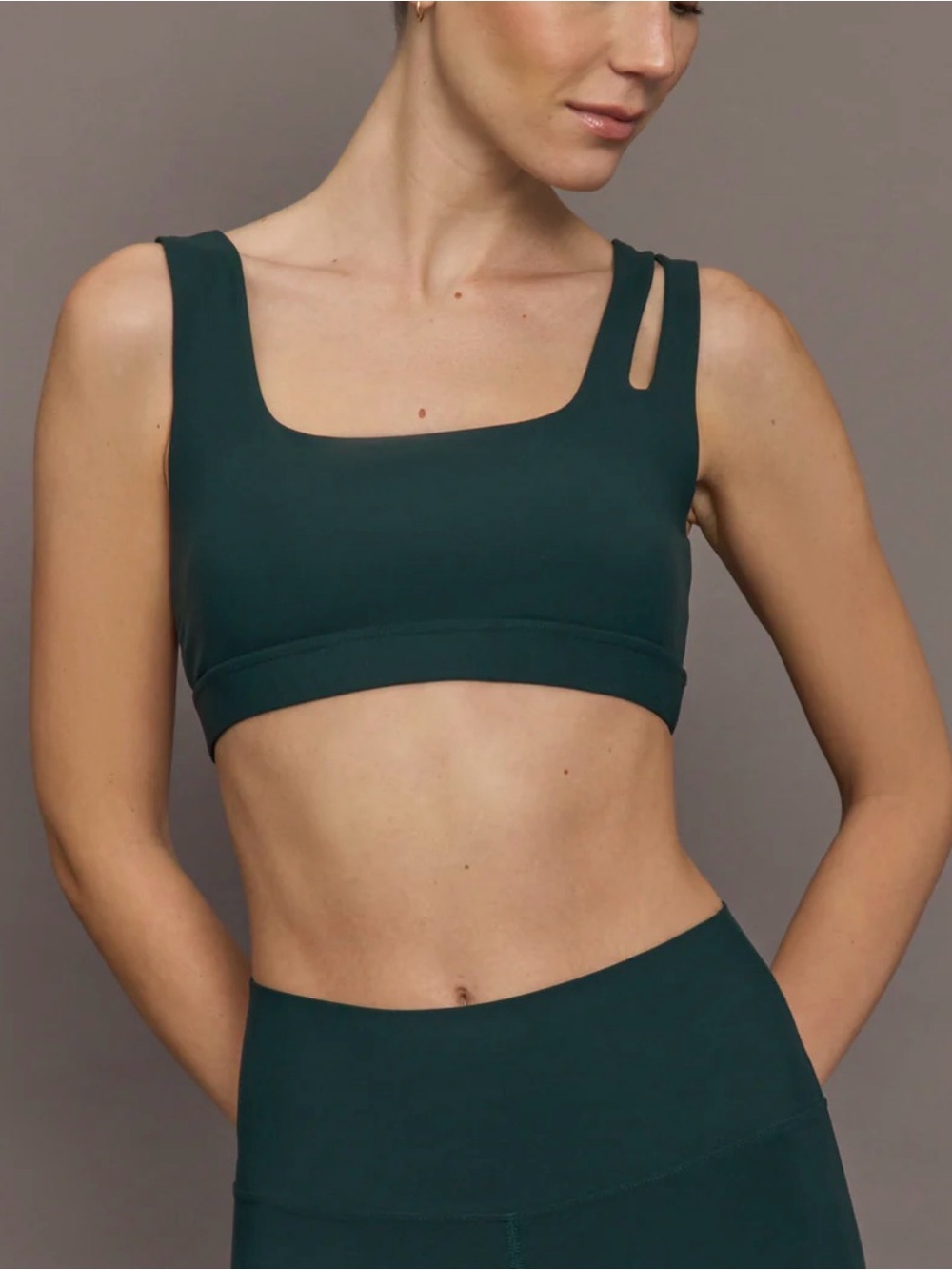 Carbon38 cutout Bra and leggings in Melt fabric. Dark green M/L